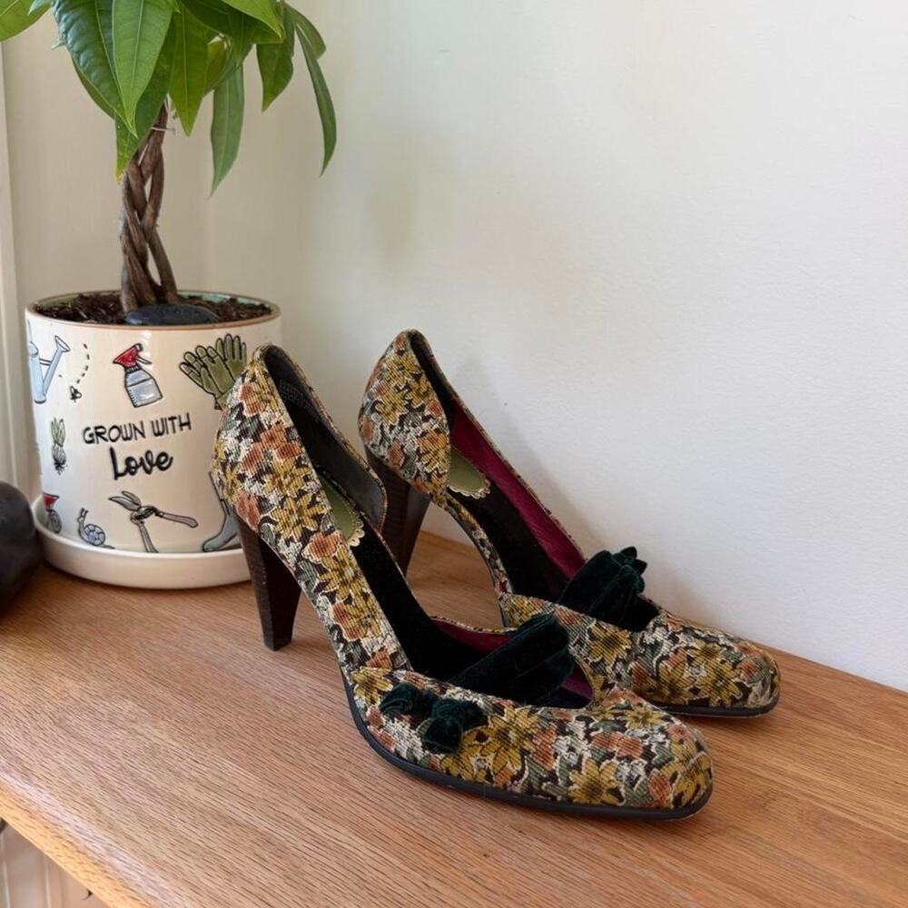 Kenzie Y2K Floral Tapestry Velvet Pumps Size 7